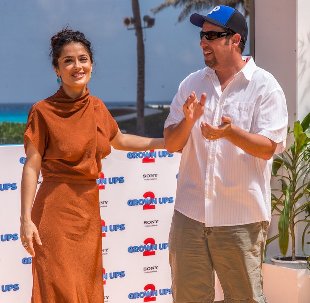 Adam Sandler e Salma Hayek em divulgação de filme em Cancun, no México (Foto: Christopher Polk/ Getty Images )