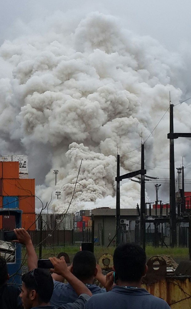 Coluna de fumaça é vista de vários locais após vazamento de gás em Guarujá (Foto: Divulgação / Polícia Militar)