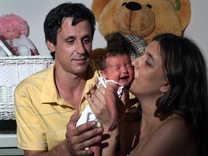 O casal argentino Juliana e Gerardo com a filha, Emilia (Foto: Marcelo Gomez/AFP)