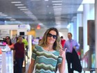 Deborah Secco exibe as pernas com look curtinho em aeroporto do Rio