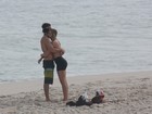 Kayky Britto curte dia de sol com nova namorada em praia do Rio