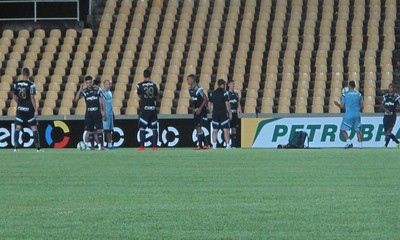 Atletas notam gramado 