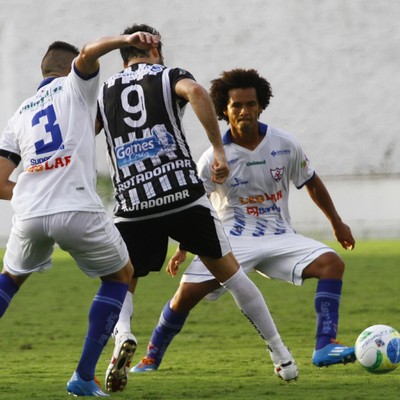 Frontini, atacante do Botafogo-PB, contra o Águia de Marabá, pela Série C (Foto: Kleide Teixeira/Jornal da Paraíba)