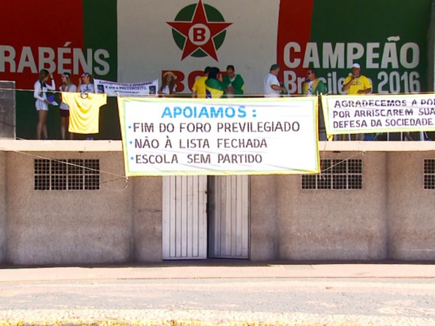 Cerca de 100 pessoas participaram de manifestação neste domingo (26) em Varginha, MG (Foto: Reprodução EPTV/Tarciso Silva) Cerca de 100 pessoas participaram de manifestação neste domingo (26) em Varginha, MG (Foto: Reprodução EPTV/Tarciso Silva)