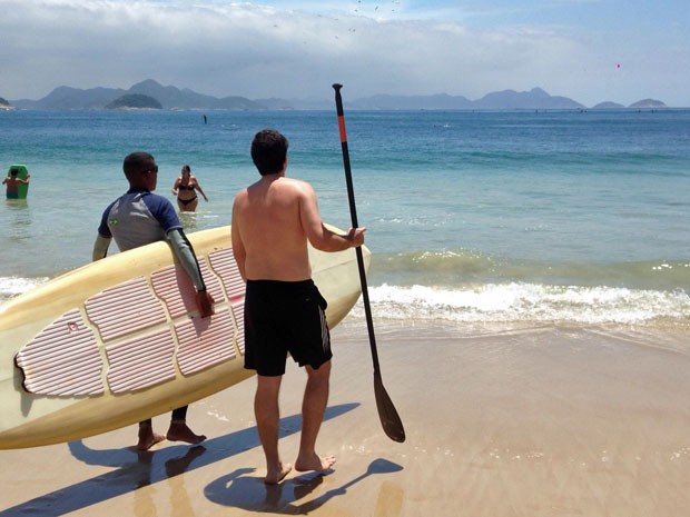 Posto 6, em Copacabana, ficou cheio de praticantes de stand up paddle (Foto: José Raphael Berrêdo / G1)