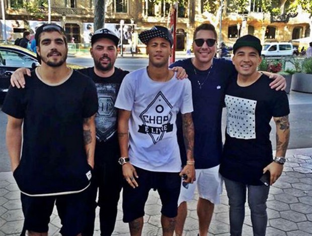 Neymar passeia com amigos