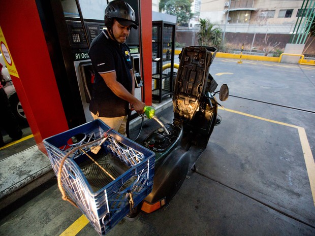 Homem no posto de gasolina em Caracas, na Venezuela (Foto: AP Foto/Fernando Llano)