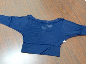 Blusa que teria sido usado no caso de estupro foi entregue à polícia (Foto: Jonatas Oliveira/G1)