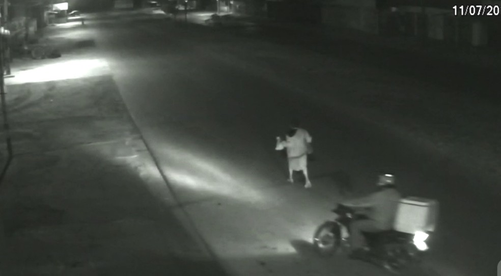 Motociclista tenta abordar idosa, que foi estuprada e morta em Águas Lindas de Goiás (Foto: Reprodução)