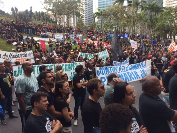 Protesto do Comperj na porta da Petrobras (Foto: Matheus Rodrigues / G1)