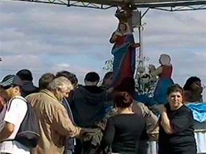 Fieis cercam a imagem de Nossa Senhora do Caravaggio em Farroupilha (Foto: Reprodução/RBS TV) Fieis cercam a imagem de Nossa Senhora do Caravaggio em Farroupilha (Foto: Reprodução/RBS TV)
