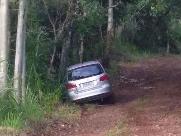 Carro foi localizado em estrada de chão próximo a pedreira (Foto: PM/Divulgação)