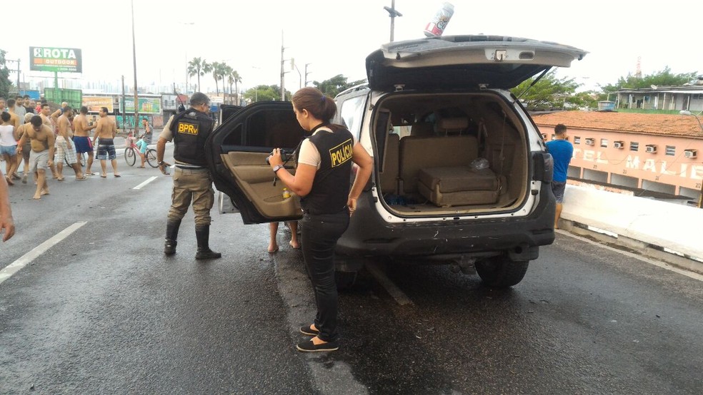 PM procura  bandidos na região (Foto: Antônio Coelho/ TV Globo)
