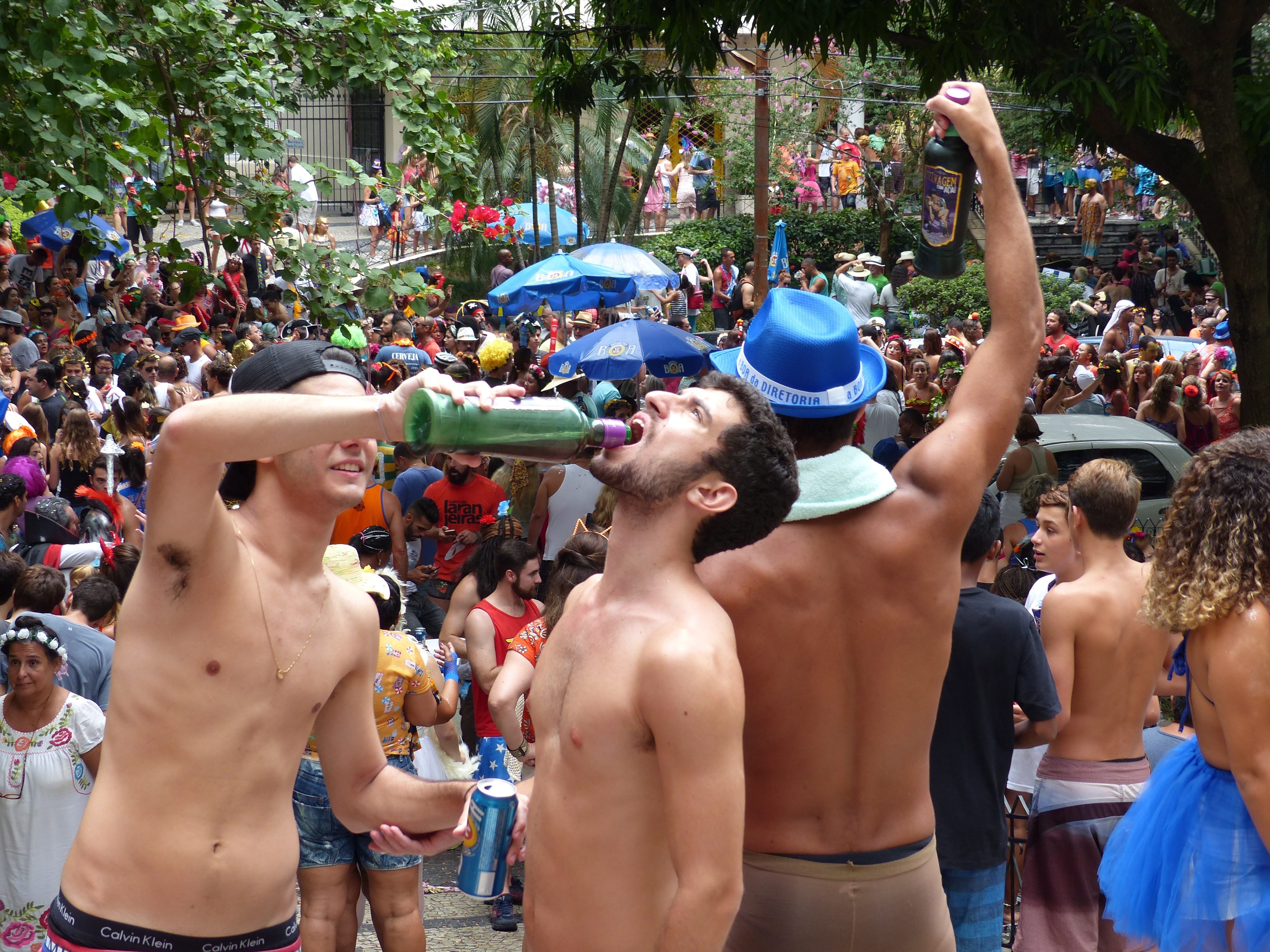 A turma bebendo Catuaba no carnaval