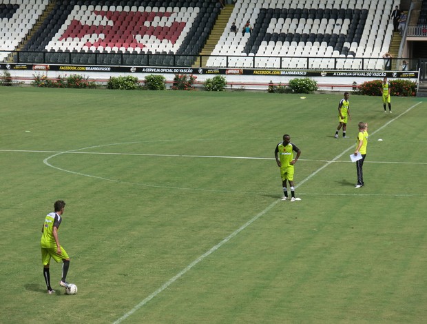 Paulo Autuori treina com linha de quatro jogadores (Foto: Raphael Zarko)