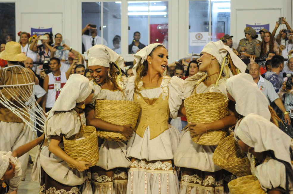Ivete ensaiou, em casa, a coreografia que apresenta com as bailarinas. Elas interpretam as lavadeiras na infância pobre da cantora (Foto: Alexandre Durão/G1)