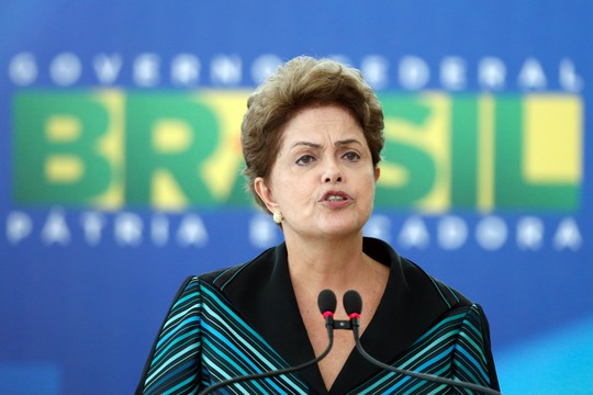 A presidente Dilma Rousseff durante a posse do novo ministro da educação, Janine Ribeiro. Segundo ela, sua campanha não usou dinheiro de suborno (Foto: AP Photo/Eraldo Peres)