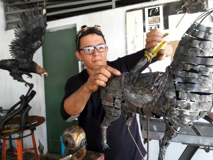 Braga Tepi produz esculturas com ferro reaproveitado das sucatas (Foto: Gshow/Rede Clube)