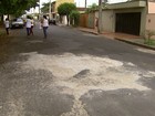 Moradores usam cimento e terra para tapar buracos em Ribeirão Preto