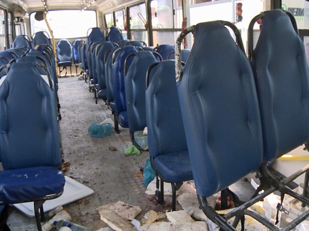 Oito pessoas que estavam no ônibus ficaram feridas (Foto: Reprodução / TV Globo) Oito pessoas que estavam no ônibus ficaram feridas (Foto: Reprodução / TV Globo)