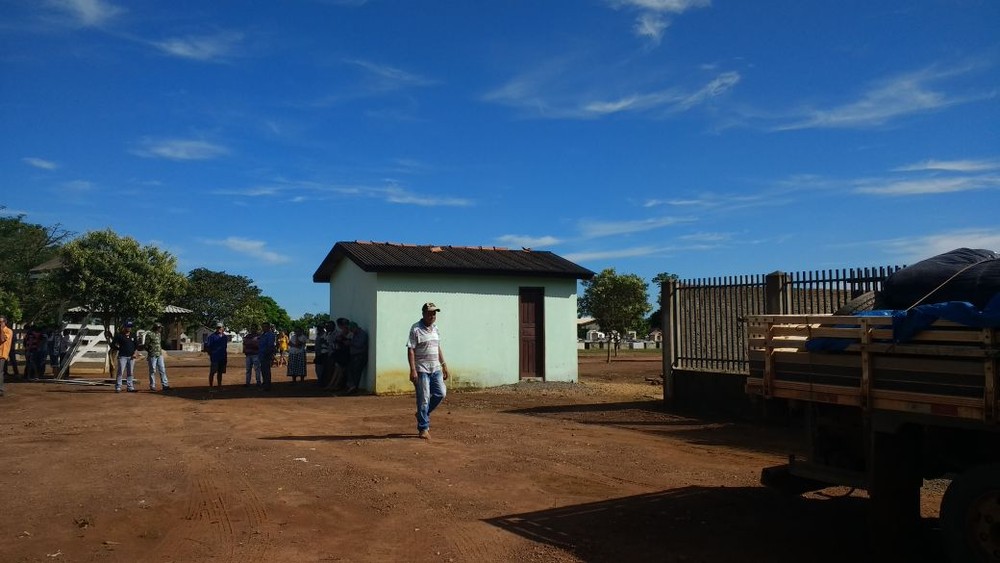 Familiares e moradores acompanharam a chegada dos nove corpos em Colniza (Foto: Polícia Civil de Mato Grosso)