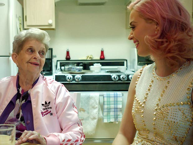 Katy Perry visita a avó durante as filmagens do documentário, que chega aos cinemas brasileiros no dia 3 de agosto. Cantora virá ao Rio para première do filme no dia 30 (Foto: Divulgação)