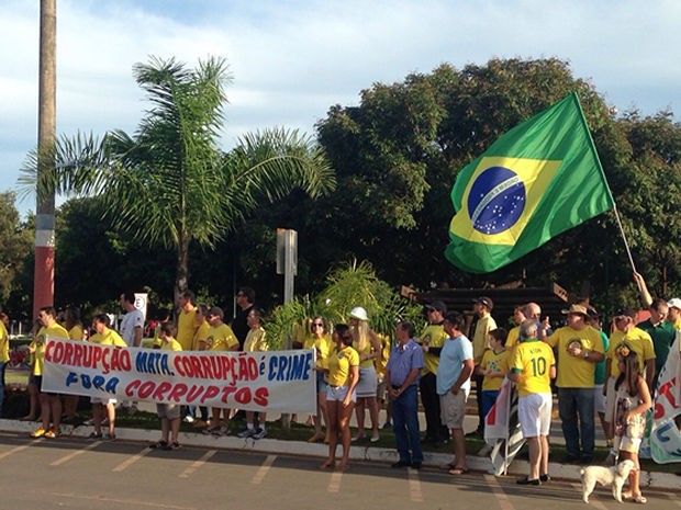 Protesto em Sinop ocorreu na PraÃ§a PlÃ­nio Callegaro. (Foto: JoÃ£o Carlos Morandi/TVCA)