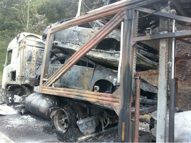 Fogo começou após pane mecânica (Foto: Adolfo Lima/ TV TEM)