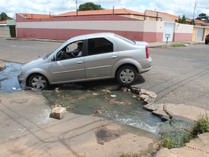 Motoristas enfrentam dificuldades para passar pelo local (Foto: Gustavo Almeida/G1)