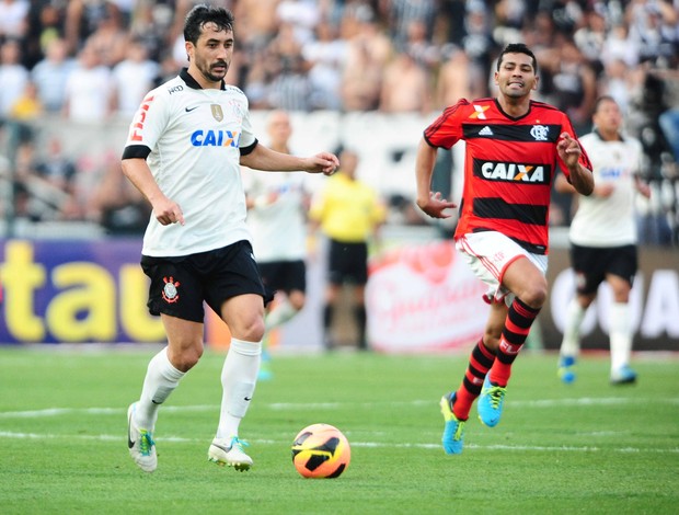 Douglas enfrenta o Flamengo no Pacaembu (Foto: Marcos Ribolli)