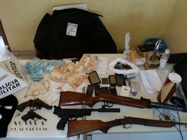 Material apreendido na casa de suspeito de traficar drogas na região do Alto do Rio Pardo. (Foto: Divulgação/ Polícia Militar)