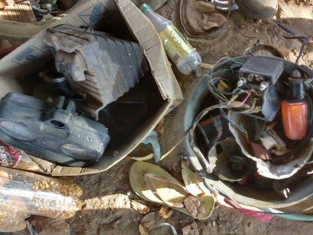 Peças foram encontradas em local que polícia suspeita ser desmanche de motos (Foto: Polícia Militar/Divulgação)