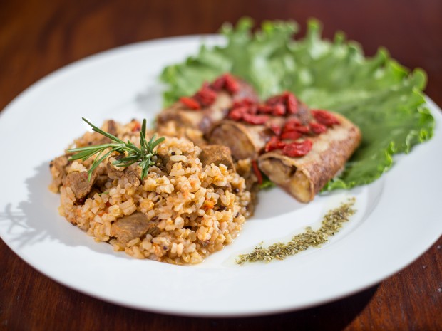 Risoto com filé mignon e panquecas de whey com banana são opções para a ceia (Foto: Jonathan Lins / G1 AL)