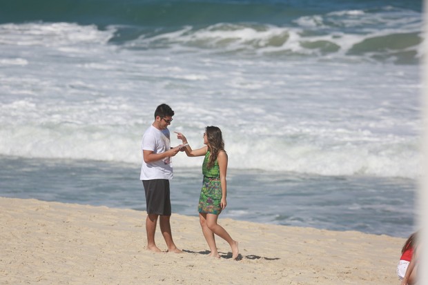Polliana Aleixo e Bruno Gissoni gravam na praia (Foto: Dilson Silva / Agnews)