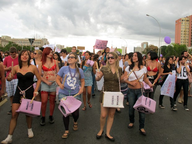 Manifestantes durante a Marcha das Vadias no DF (Foto: Vianey Bentes / TV Globo)