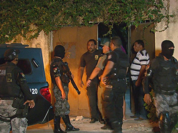 Uma agente ficou levemente ferida na mão ao tentar impedir a saída das internas. (Foto: Reprodução / TV Globo)