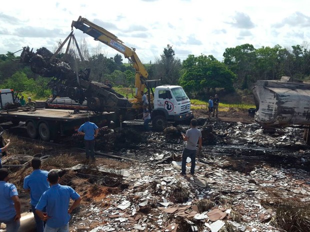 Carreta e caminhão explodiram após batida na Bahia (Foto: Rafael Vedra/Liberdade News)