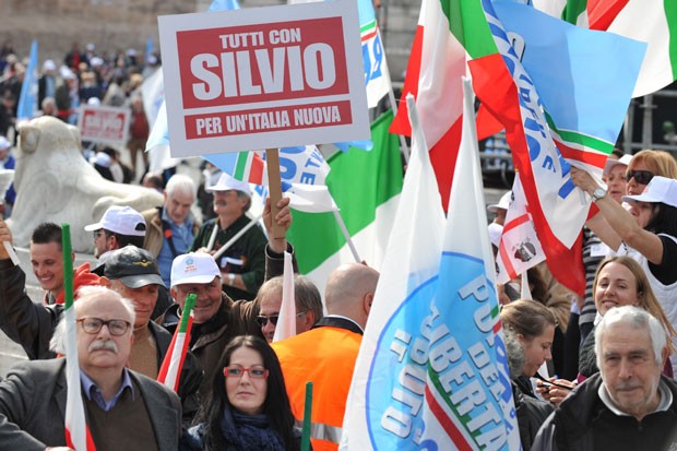 Manifestantes pró-Berlusconi se reúnem para apoiar o político em Roma (Foto: Tiziana Fabi/AFP)