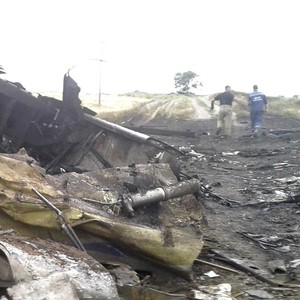 FOTOS: aeronave caiu perto da fronteira entre Ucrânia e Rússia (Maxim Zmeyev/Reuters)