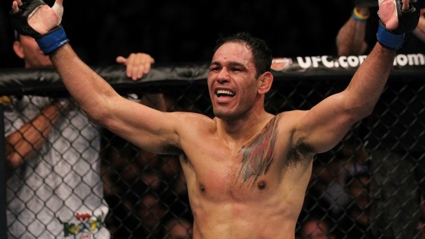 Minotouro comemora vitória sobre Tito Ortiz no UFC 140 (Foto: Getty Images)