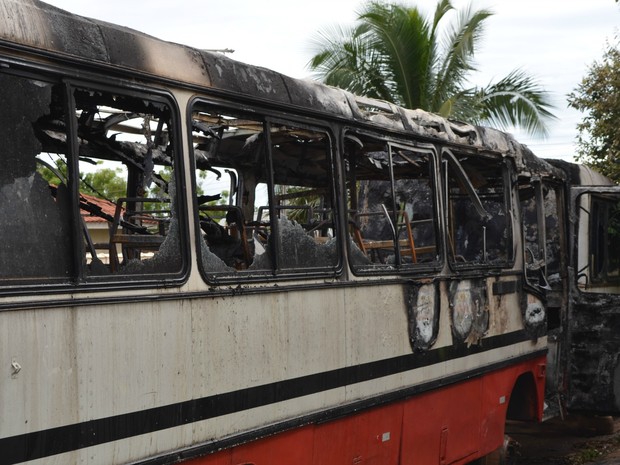 Ônibus incendiados em Cacoal, RO (Foto: Magda Oliveira/G1)