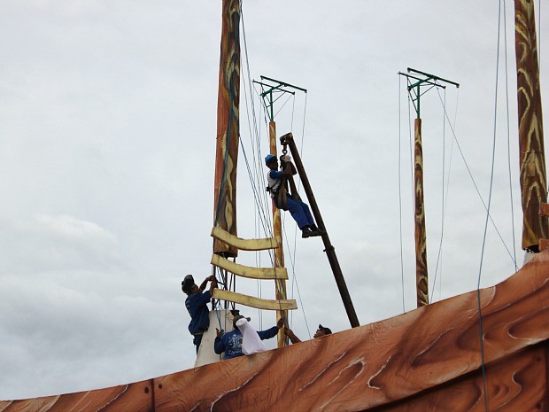 Operários durante trabalhos de restauro na alegoria do Caprichoso (Foto: Marina Souza/G1 AM)