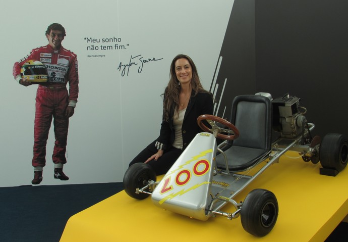 Bianca Senna exibe primeiro kart do tio Ayrton Senna, destaque da exposição "Senna Emotion" (Foto: Felipe Siqueira)