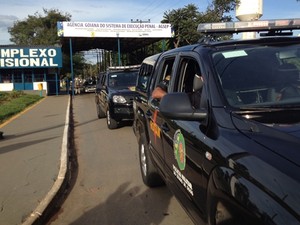 Presos mantêm 12 reféns no motim em presídio de Aparecida de Goiânia (Foto: John William/TV Anhanguera)