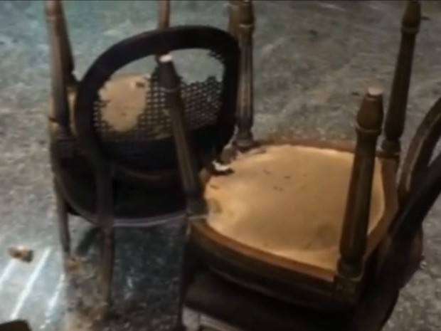Cadeiras do restaurante Terraço Itália ficaram queimadas (Foto: TV Globo/Reprodução)