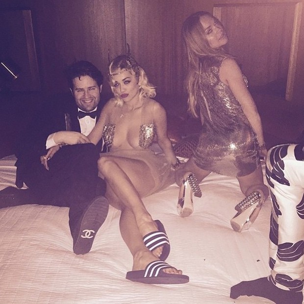 Rita Ora e Lindsay Lohan com amigo em festa de Réveillon em Nova York, nos Estados Unidos (Foto: Instagram/ Reprodução)
