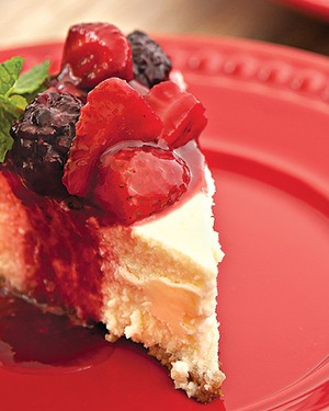 Cheesecake com calda de frutas vermelhas (Foto: Cacá Bratke/Casa e Comida)