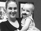 Sem maquiagem, Ana Hickmann coloca chupeta com bigode no filho