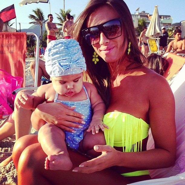 Nicole Bahls posa com bebê na praia (Foto: Reprodução/ Instagram)