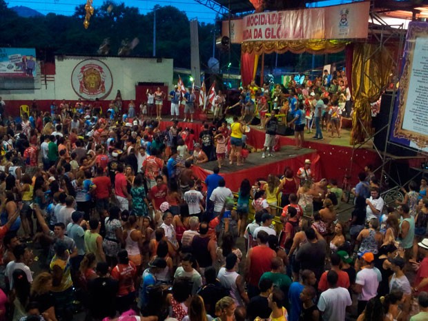 Festa na quadra da MUG, campeã do carnaval capixaba em 2013 (Foto: Juliana Borges/ G1 ES)